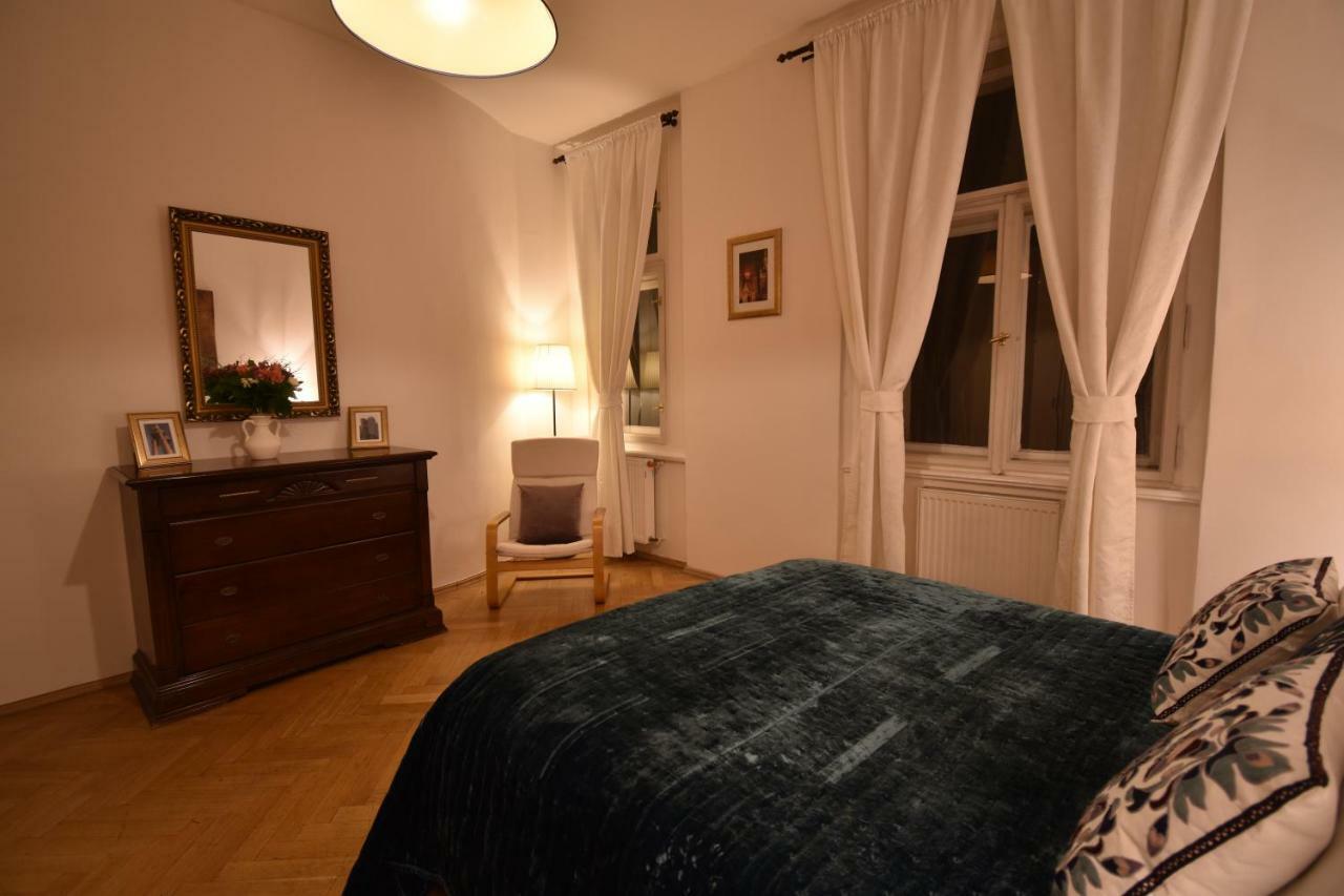 Cozy Flat By The Astronomical Clock Praga Exterior foto
